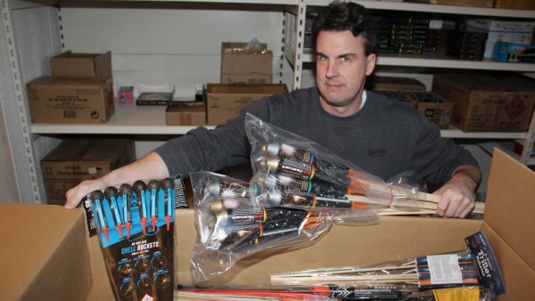 Pyrotechniker Daniel Dick kennt sich bestens aus mit den unterschiedlichen Feuerwerkskörpern, die zu Silvester nachgefragt werden. - © Sandra Castrup
