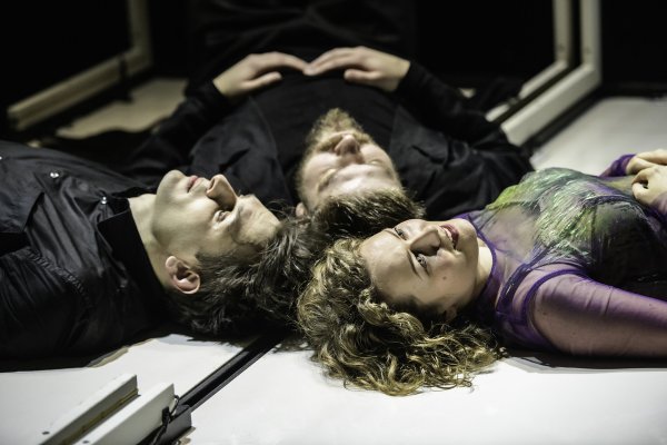 Dominic Fabio Betz, Florian Zanger und Laura Zeiger (von links) sind in "Ich / Ich / Ich" zu sehen. - ©Bettina Stoess