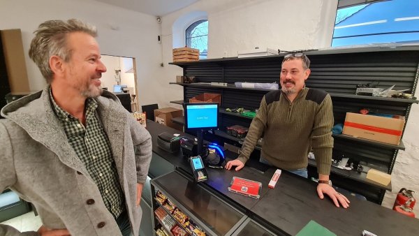 Die größte Schwierigkeit bei der Neueröffnung des Schwalenberger Nahversorgers: Für Gebäudeeigentümer Thomas Grytz ganz klar: Marcus Rohde (rechts) zu überzeugen, dass er sich als Betreiber darauf einlässt, sagt er. - © Marianne Schwarzer