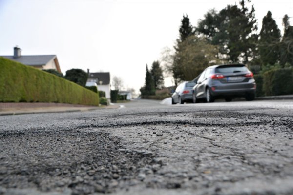 Auf vielen Straßen in der Stadt ist nach Schnee und Frost der Asphalt aufgeplatzt. - © Karin Prignitz