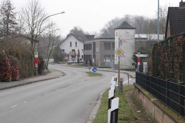 Der Bereich vor der August-Hermann-Francke-Schule an der Ehlenbrucher Straße ist laut Anwohnern auch weiterhin ein Problem. Doch Stadt, Kreis und Polizei sind in Gesprächen, um für Besserung zu sorgen. - © Cordula Gröne
