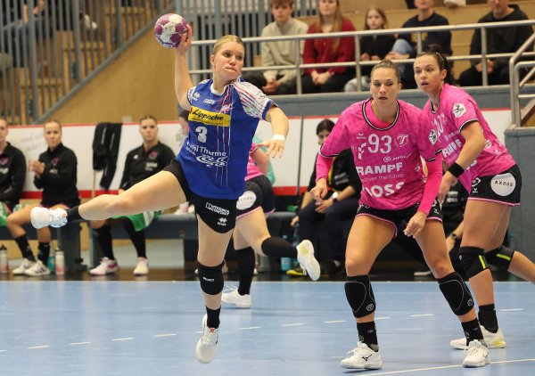 Volle Kraft voraus: Blombergs Kreisläuferin Laura Rüffieux und ihr Team ziehen im November nach zwei Siegen über Metzingen in die European-League-Gruppenphase ein. - © Paul Cohen