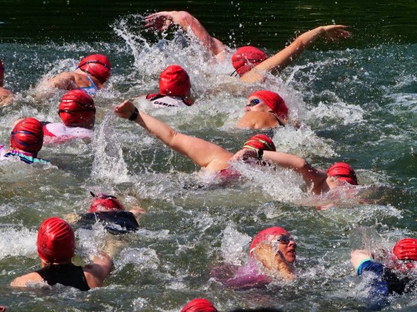 Die Meute der roten Badekappen - Schwimm-Start für die Frauen beim Lipperlandtriathlon in Lage. - © Jörg Hagemann