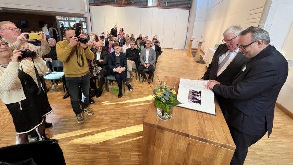 Im Beisein von Lemgos Bürgermeister Markus Baier trägt sich Gesundheitsminister Karl-Josef Laumann ins Goldene Buch der alten Hansestadt ein. - © Till Brand