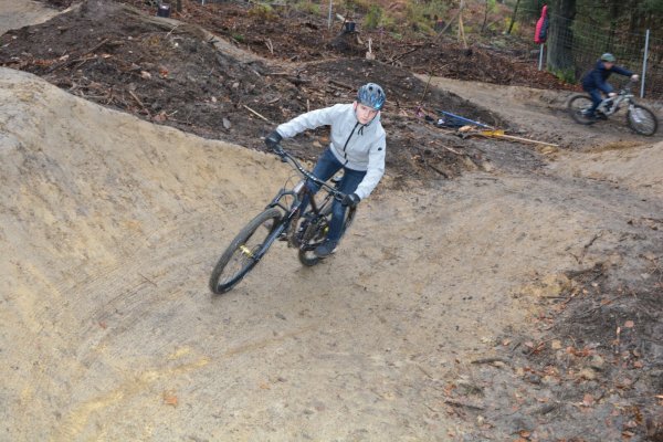 Die ersten Mountainbiker probieren die Strecke aus. Viele von ihnen haben beim Bau mitgeholfen. - © Karin Prignitz
