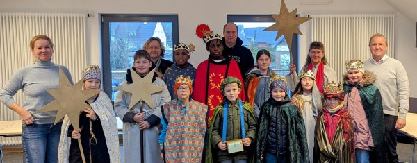 Sternsinger zu Besuch im Kalletaler Rathaus: die Initiatoren Ursula Kuhfuß (hintere Reihe, Zweite von rechts) und Pastor Thorsten Rosenau (hintere Reihe, Zweiter von links) mit Bürgermeister Mario Hecker (rechts), Fachbereichsleiterin Ewa Hermann (links), Unterstützer Tino Studlarek (hintere Reihe, Mitte) und den
Sternsingern vor dem Sitzungssaal der Gemeinde Kalletal. - © Gemeinde Kalletal