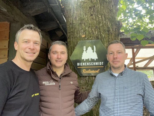 Sven Koch (von links), Philipp Behn und Marius Ahle haben die Gaststätte Bienenschmidt in Hörste übernommen. Bis Ende des Jahres läuft der Betrieb, dann beginnt die Sanierung. Im Sommer 2025 soll wieder eröffnet werden und der Kult im neuen Glanz wieder aufleben. - © Fotorechte: Sven Koch