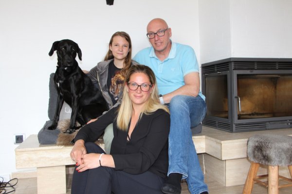 Elin (11) und Stephanie Windhausen sind glücklich, dass sie helfen konnten, das Leben von Robin Windhausen zu retten. Familienhund Jette gehört natürlich dazu. - © Astrid Sewing