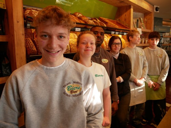 Björn Bahn (vorne) mit weiteren Auszubildenden und Praktikanten der Bäckerei Biere in Detmold. - © Jemima Wittig
