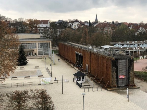 Das Erlebnisgradierwerk mit der Konzerthalle im Hintergrund. - © Thomas Reineke