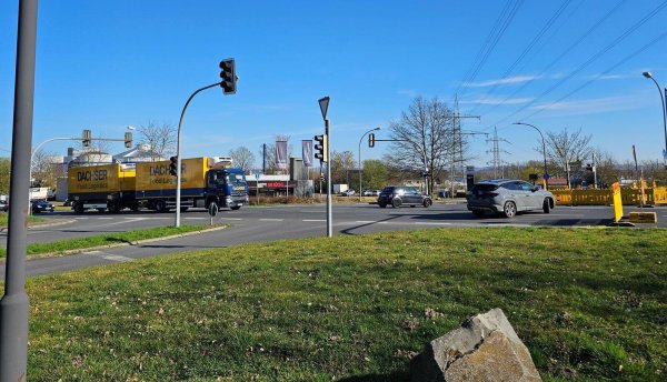 Weil die Linksabbiegerspur an der Ostring-Ampel nicht gesperrt ist und es keinen Hinweis gibt, dass man nur geradeaus und rechts herum fahren kann, landen Autofahrer vor dem Durchfahrt-verboten-Schild. Dann bleibt nur, auf der B239 zu wenden. - © Astrid Sewing