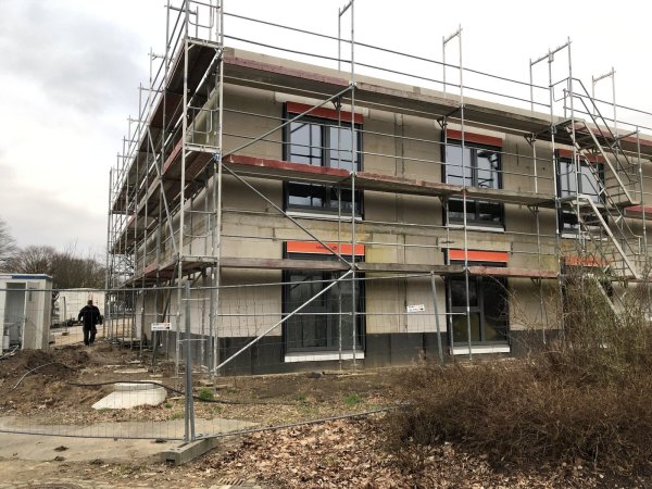 Die neue Heimat für zwei Pflege-Wohngemeinschaften an der Ecke Schötmarsche Straße/Leopoldshöher Straße ist von außen schon weit gediehen. Der Innenausbau muss aber noch folgen. - © Thomas Reineke