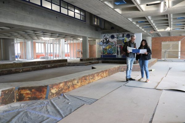 Die große Eingangshalle der Gesamtschule soll Treffpunkt und Aufenthaltsort für die Schüler bleiben. - © Alexandra Schaller