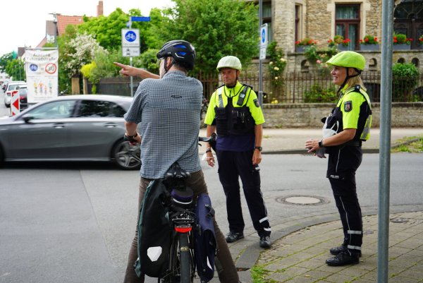 Polizeioberkommissarin Tanja Menze und Polizeihauptkommissar Michael Behler haben für jeden ein Ohr und sind auch für kleine Gespräche bereit. - © Freitag Medien Gruppe