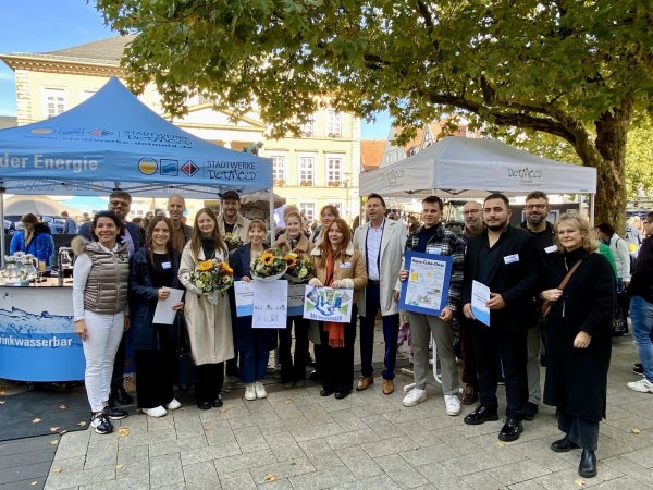 Studierende der Technischen Hochschule OWL (hier mit Mitgliedern der Wettbewerbs-Jury und Bürgermeister Frank Hilker) haben Trinkbrunnen mit hoher Aufenthaltsqualität für Detmold entworfen. - © Stadt Detmold