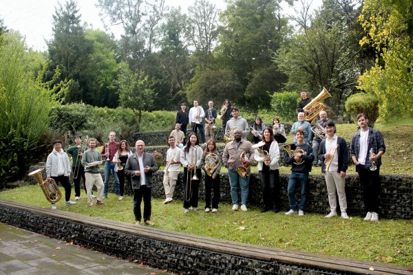 Das Hochschulensemble hfmBRASS mit seinem Künstlerischen Leiter Norbert Stertz (vorne). - © HfM Detmold/Plettenberg