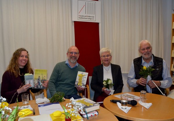 Unterhaltsamer Leseabend mit Dr. Marlen Grote, Patrick Busse, Elisabeth Webel und Martin Franke (von links) in der Stadtbücherei. - © Freunde und Förderer der Stadtbücherei
