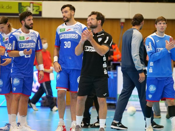 Applaus vom Trainer. Florian Kehrmann hat beim Turnier in Wilhelmshaven schon viel Gutes vom TBV Lemgo Lippe gesehen. - © Jörg Hagemann