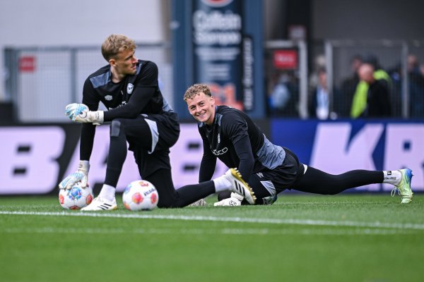 Arminia-Keeper Jonas Kersken (l.) hatte gegen Schalke als Backup Philip Hildesheim (r.) auf der Bank sitzen. - © KROEGER/RHR-FOTO