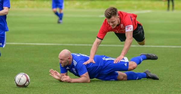 Hartes Tackling: Daniel Simon von den Sportfreunden Berlebeck-Heiligenkirchen (blau) attackiert hart und unfair den Augustdorfer Spielführer Joel Weber. - © EGON PENNER