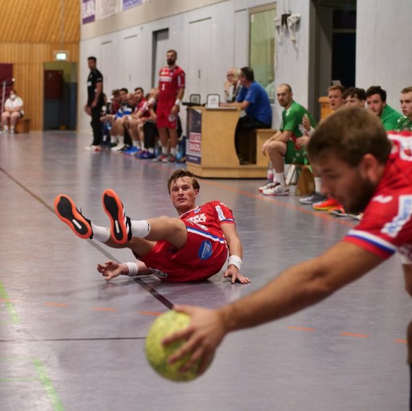 Die Präzision fehlt beim TBV Lemgo Lippe noch: Linksaußen Kian Schwarzer (rechts) kann sich nur mit Mühe das Zuspiel von Jonathan Carlsbogård angeln. Foto: Jörg Hagemann - © Jörg Hagemann