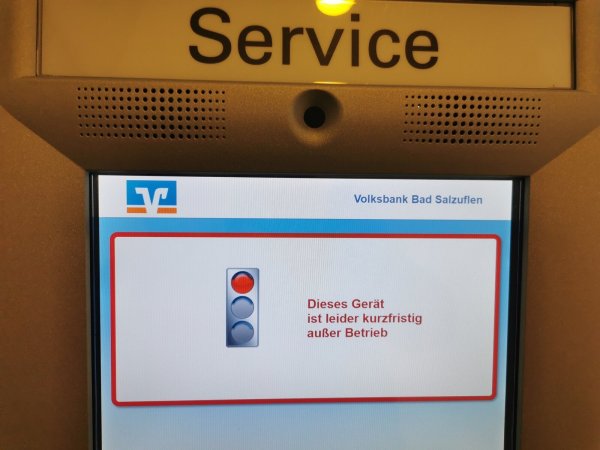 Ärgerlich für viele Bankkunden in Almena: der Bankautomat der Volksbank Bad Salzuflen ist seit drei Wochen offline - Ende offen. Schuld ist ein Leitungsschaden der Deutschen Telekom. - © Sylvia Frevert(LZ)