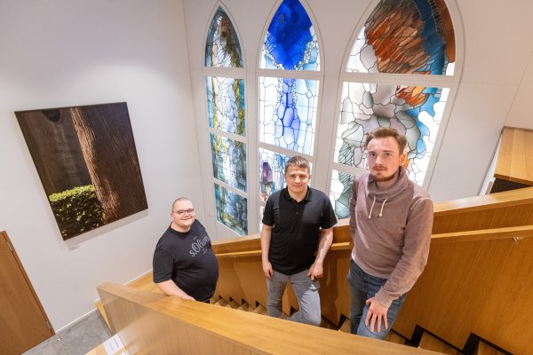 Lukas Fricke (v.l.), Philipp Kilz und Moritz Kröner zeigen die Bibliothek des Paderborner Priesterseminars. - © Niklas Tüns