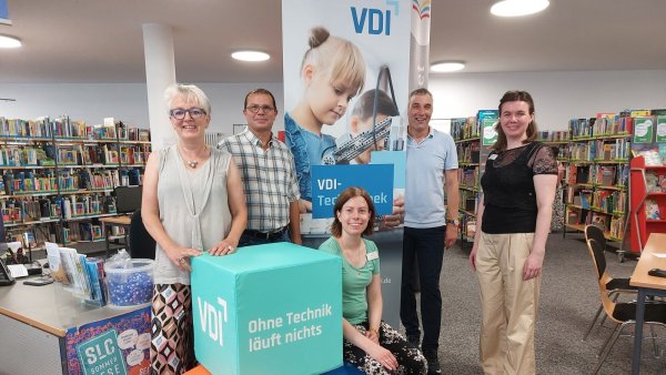 Sie wollen mit der "TechnoTHEK" das Interesse und die Begeisterung von Kindern und Jugendlichen wecken: Frederike David,Bernd Hettig (beide VDI), Sarah Zimmert (Stadtbücherei), Bürgermeister Dirk Tolkemitt und Büchereileiterin Paula Sophie Prüssner - © Stadt Bad Salzuflen