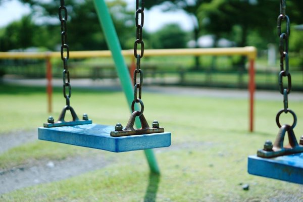 Auf einem Spielplatz in Höxter missbrauchte ein Teenager ein Kleinkind. Vor Gericht gestand er die Tat (Symbolbild). - © Pixabay / yu62ballena (Symbolbild)