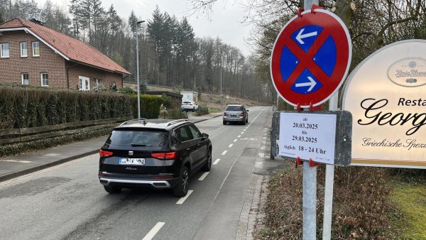 An der Hindenburgstraße herrscht während der Veranstaltungszeiten von "Hermann leuchtet" absolutes Halteverbot. Also bis zum 29. März täglich von 18 bis 24 Uhr. - © Jana Beckmann