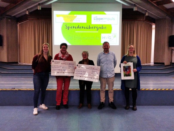Der Erlös aus dem Kalenderverkauf ist für einen guten Zweck. Hier werden die Spenden aus dem 2023er Kalenderverkauf übergeben (von links): Clara Mittelgöker (Kunstlehrerin, Organisatorin), Dr. A. Heinrike Heil (Umweltstiftung Lippe), Ursel Rosenhäger (Initiativen Afrika), Hans Schröder (stellv. Schulleitung), Kathinka Speckin (Kunstlehrerin, Organisatorin) - © HVG Blomberg
