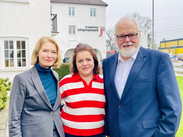 Anja Zimmermann (v. l.), Pflegehelferin Guranda Bolkvadze und Bodo de Vries hoffen auf bessere Möglichkeiten zur Gewinnung und Sicherung ausländischer Arbeitskräfte. - © Carolin Nieder-Entgelmeier
