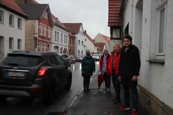 Sabine Busse (von links), Karin Althoff, Philip und Lilo Marx sind Anwohner der Schuhstraße und leiden unter dem starken Verkehr. - © Katrin Kantelberg