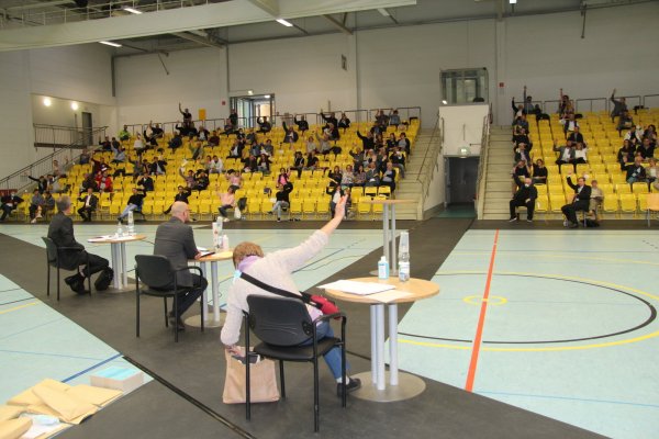 Parteiversammlung in Corona-Zeiten: 107 wahlberechtigte CDU-Mitglieder kamen zur Nominierung der Kommunalwahl-Kandidaten am Freitagabend in der Wineo-Arena zusammen. Auch die Versammlungsleitung, bestehend aus Axel Meckelmann, Patrick Baltruschat und Erika Hellweg, hielt gebührenden Abstand - was mitunter das Erkennen von Wortmeldungen oder Abstimmverhalten schwierig machte. - © Dieter Asbrock