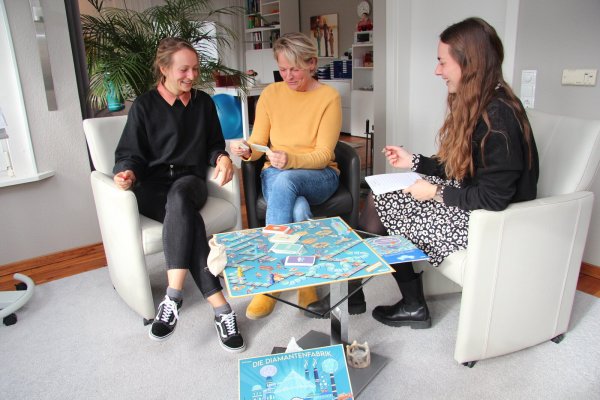 Caroline (von links), Kathrin und Tessa Erdmann spielen ihr selbst entworfenes Spiel "Die Diamantenfabrik". - © Nadine Uphoff