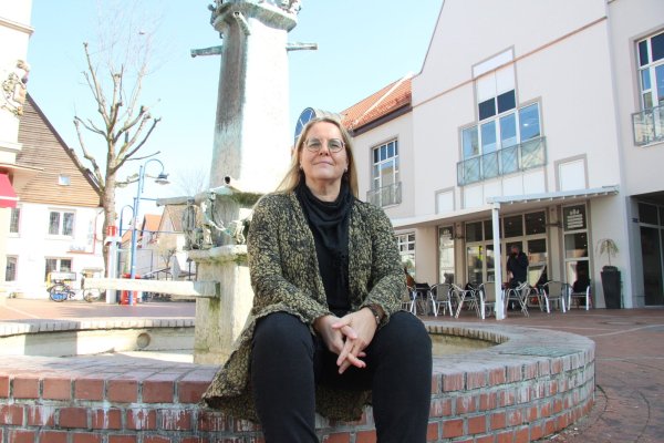 Bianca Sievert ist eine von etwa 15 angehenden Stadtführern und Stadtführerinnen in Lage. Hier sitzt sie an dem alten Zieglerbrunnen. Für sie ein verstecktes Schätzchen der Zuckerstadt. - © Kirsten Fuhrmann