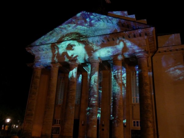 Das illuminierte Landestheater - © Thomas Krügler