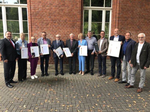 Landrat Dr. Axel Lehmann mit den neuen Trägern des Ehrenrings (weiter von links) Sylke Buschmann, Juliette Rolf, Torsten Wültner, Dieter Kelle, Klaus Leßmann, Christina Haberbeck, Dmitrij Wiebe, Manuel Oertel, Rudolf Alteheld, Michael Sander und Roberto Puppis. - © Thomas Reineke