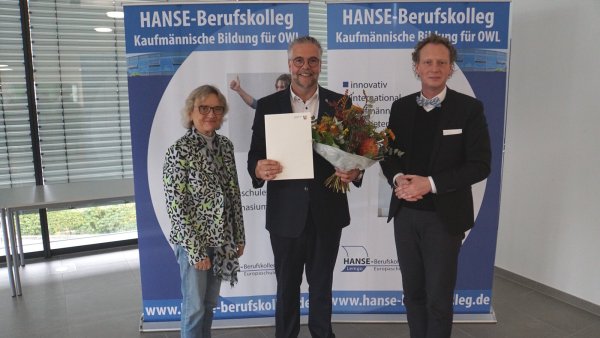 Claudia Eikmann (Bezirksregierung Detmold), Heiko Jucks (neuer Schulleiter am HANSE-Berufskolleg), Dr. Olaf Peterschröder (Verwaltungsvorstand Kreis Lippe). - © Hanse-Berufskolleg