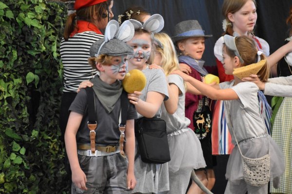 20 Kinder im Alter von 5 bis 12 Jahren haben das Musical „Max und die Käsebande“ in Extertal aufgeführt und dafür viel Applaus bekommen. - © rw-system