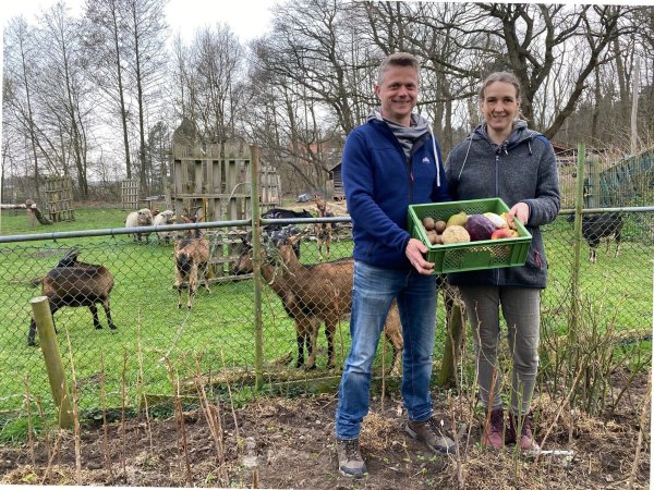 Die Biolandwirte Maik und Claudia Hanhart präsentieren ihre neue Biokiste mit Produkten aus eigenem Anbau aber auch von Kollegen. - © Markus Voss
