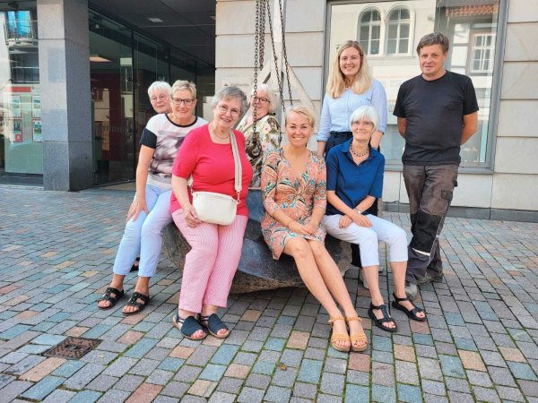 Wollen Kunst direkt in der Stadt etablieren: Christa Happel (von links), Monika, Eickmeier, Sibylle Noack, Annelie Kaske (alle "Frauen für Lemgo"), Britta Y. Stricker, Birgit Krohn-Grimberge (ebenfalls "Frauen für Lemgo") und Ilka Steinmetzler (Sparkasse Lemgo) auf und am Saatstein von Künstler Dorsten Diekmann (rechts). - © Frauenblick auf Politik