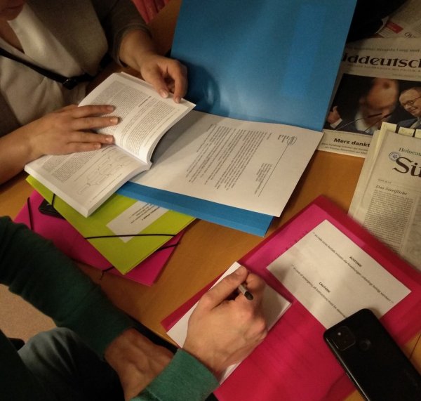 Besucher rätseln beim Escape-Game bei der Nacht der Bibliotheken in der Lippischen Landesbibliothek. - © TH OWL
