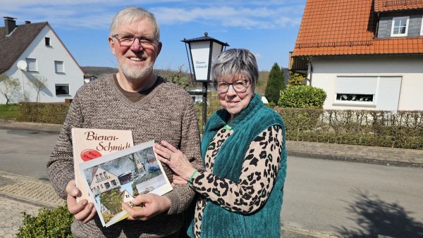 Herwig Schmidt hat mit seiner Partnerin Brigitte Lehmann ein neues Leben in Rischenau aufgebaut. Wer genau hinsieht, erkennt im Hintergrund ein original Ausstattungsstück der Kultgaststätte in Hörste. - © Astrid Sewing