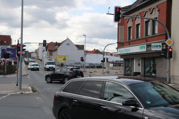 Auf der Bundesstraße 66 ist eigentlich immer Verkehr, schnell kann an der Kreuzung zur Pottenhauser Straße nicht gefahren werden.  - © Cordula Gröne