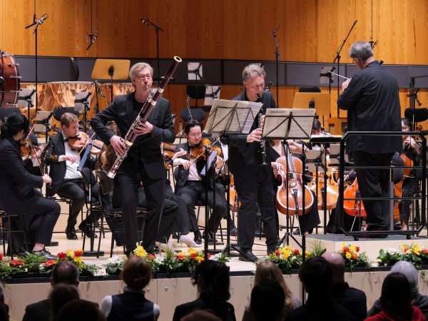 Ein bunter Strauß voller Sträuße: Die Solisten Tobias Pelkner (Fagott) und Thomas LIndhorst (Klarinette) schenken dem Neujahrskonzert mit dem Hochschulorcheser unter Leitung von Florian Ludwig viel Glanz. - © Thomas Krügler
