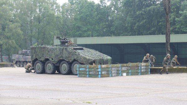 Der Radpanzer Boxer bei einer Einsatzvorführung. Ähnliche Bilder können die Besucher auch am 8. Juni beim Tag der Bundeswehr erwarten. - © Bundeswehr