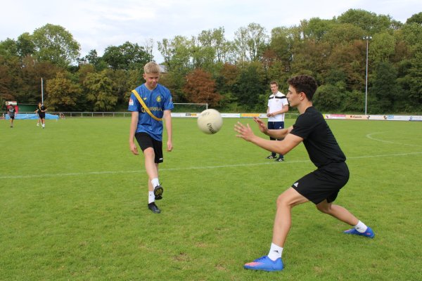 Bennet Rautenberg (links) und Henrik Heykes üben das Schießen und Blocken eines Balls. Daniel Thiem schaut ihnen dabei über die Schulter. - © Nico Düllmann