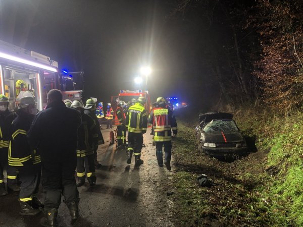 Drei Menschen wurden verletzt, als der Fahrer die Kontrolle über den Wagen verlor. - © Silke Buhrmester