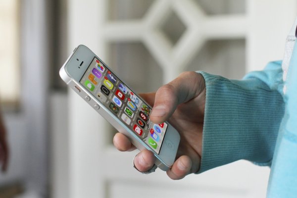 Auch wenn es in der Statusleiste beim Empfang schon 4G anzeigt, kann das iPhone 4S noch keine LTE, sondern funkt noch im UMTS-Standard HSPA+. Wer noch eins verwendet, sollte langsam über einen Nachfolger nachdenken. Richtig nutzbar wurde das neuere LTE-Netz erst mit dem iPhone 5S. - © MariusMB/Pixabay
